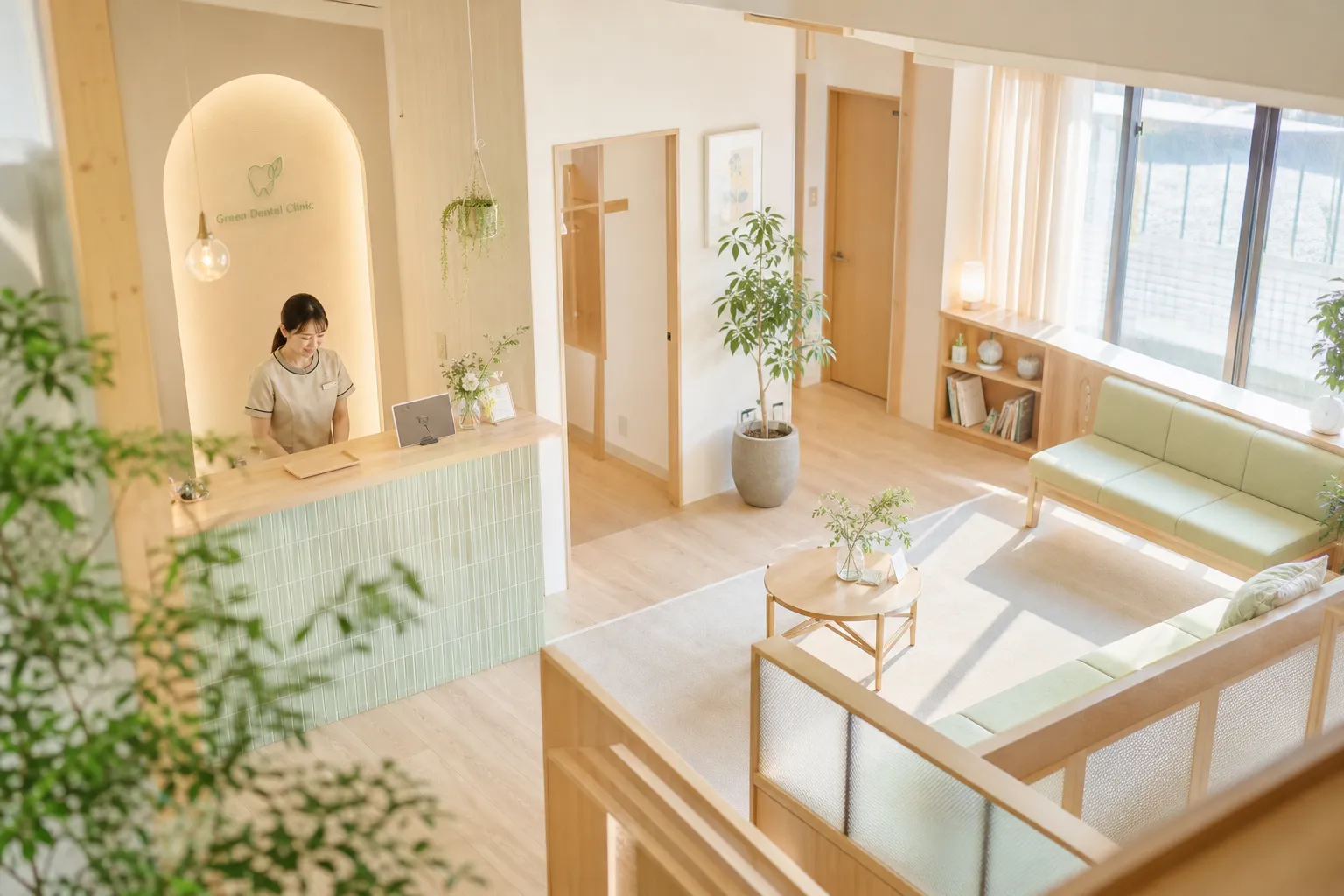 朝の柔らかな光が差し込む、さくら歯科クリニックの受付から待合スペースを見渡すカット